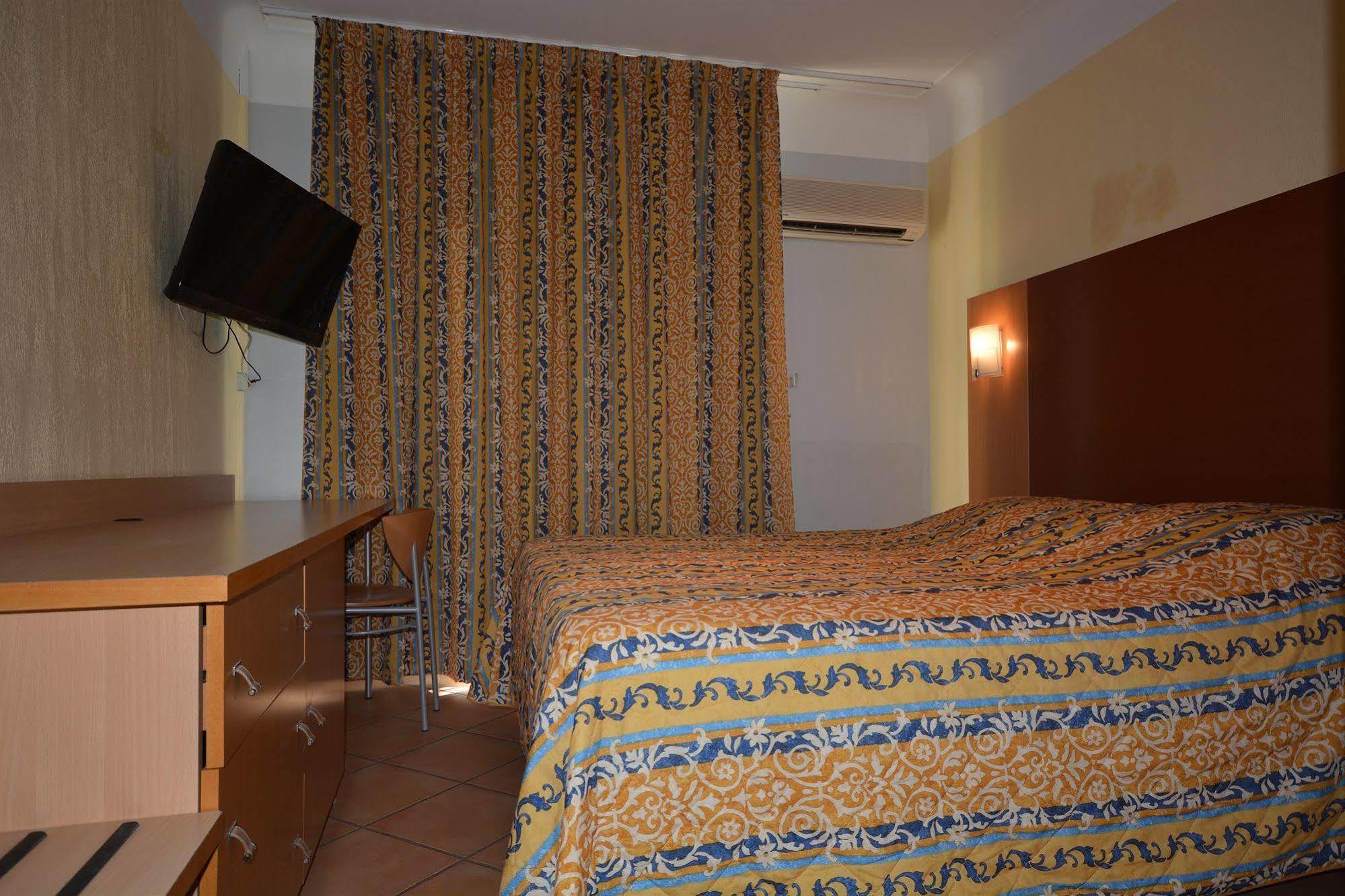 Albergo Hotel 2* Saint-Laurent-du-Var